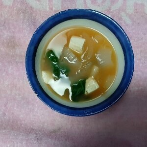 豆腐と玉ねぎつるむらさきのみそ汁